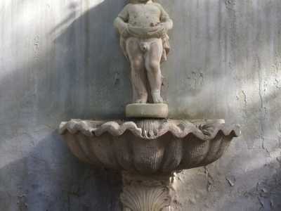 Una fontana di villa Larocca con un puttino dall'aria birichina 